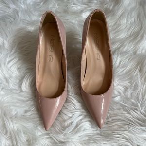 NWOT- women’s size 32 nude heels